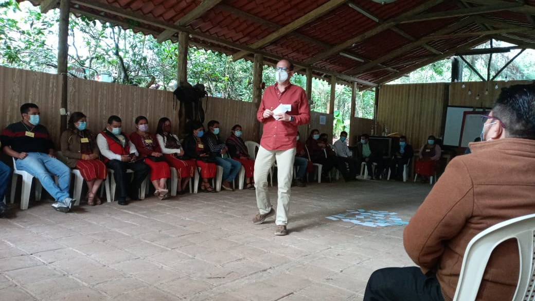 Reunión Federico Roncal con docentes de la ENBI Ixil