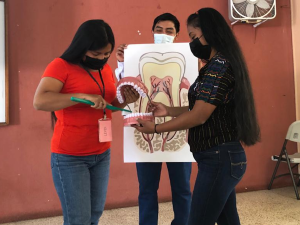Equipo técnico de PRODESSA demostrando el uso de los materiales didácticos de higiene bucal