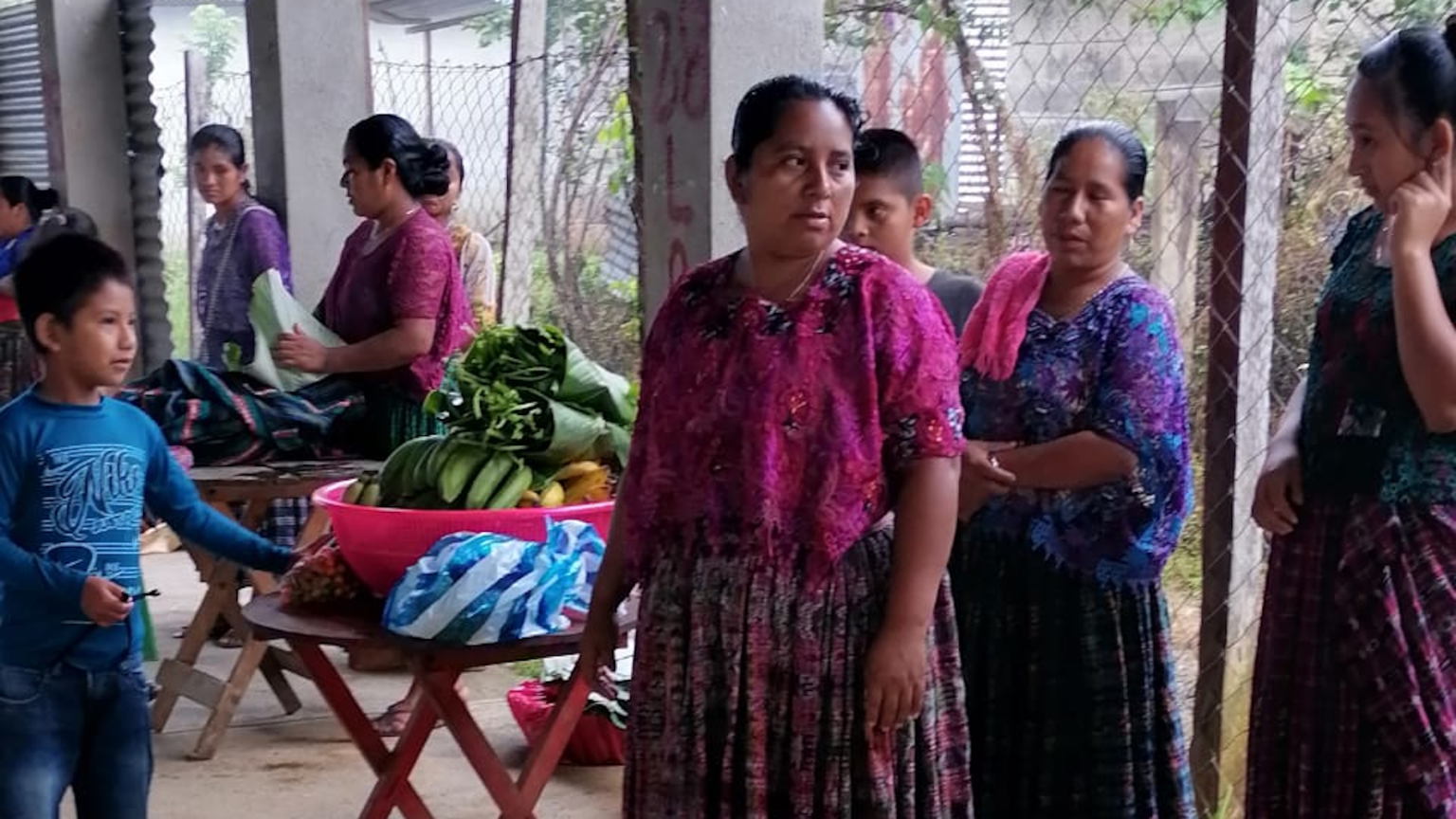Mujeres preparando el mercado solidario de Río Azul, Zona Reina