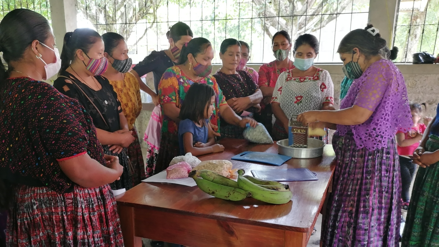 Transformación de alimentos para mejorar la nutrición de las familias en Zona Reina
